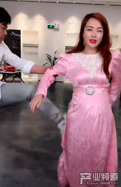 辛巴直播拉着老婆连踢5脚 在博眼球还是有家暴倾向？
