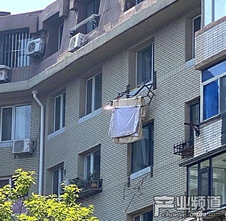 大连沙河口区女子晾晒被子从五楼坠落身亡 揪心